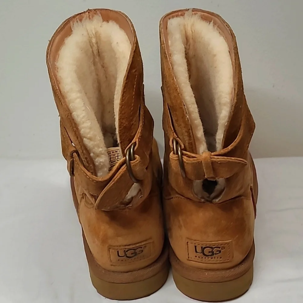 Women's UGG Short Boots - Picture 4 of 8